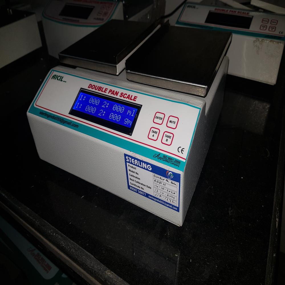 Double Pan Weighing Scale - Accuracy: 100 %