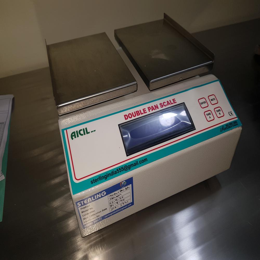 Double Pan Weighing Scale - Accuracy: 100 %