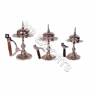 लकड़ी के हैंडल के साथ ब्राउन धूपदान