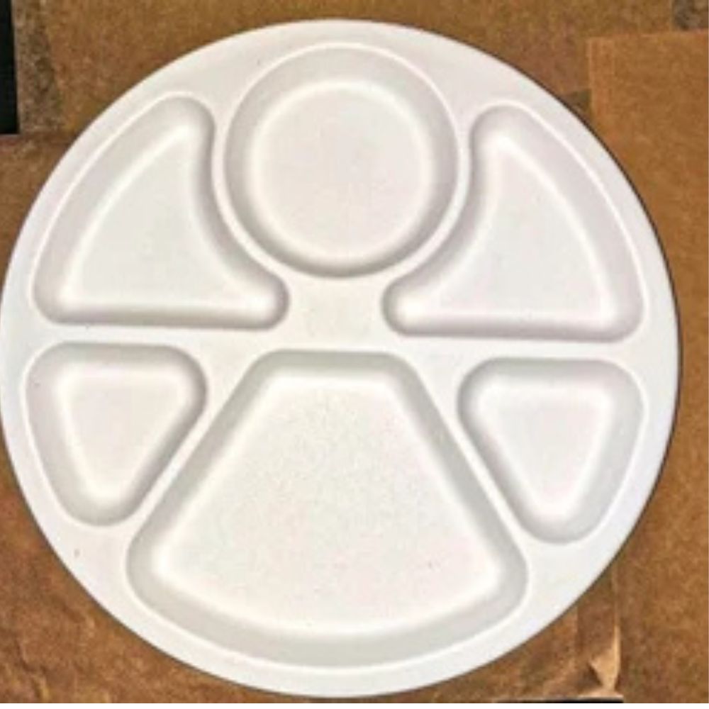 Reusable Plastic Partition Tray For Lunch Serving In Hostels, Schools And Industrial Canteens - Color: Off White