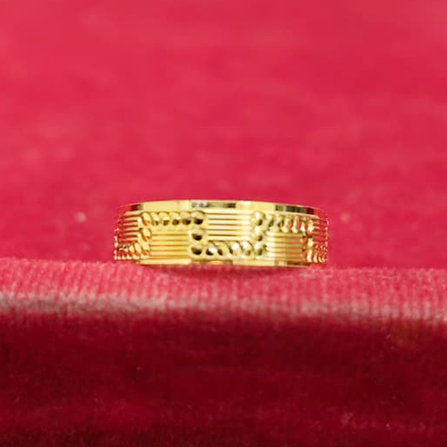 Elegant 22 Karat Yellow Gold Geometric Finger Ring