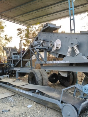 Mobile stone Crusher plant with screener