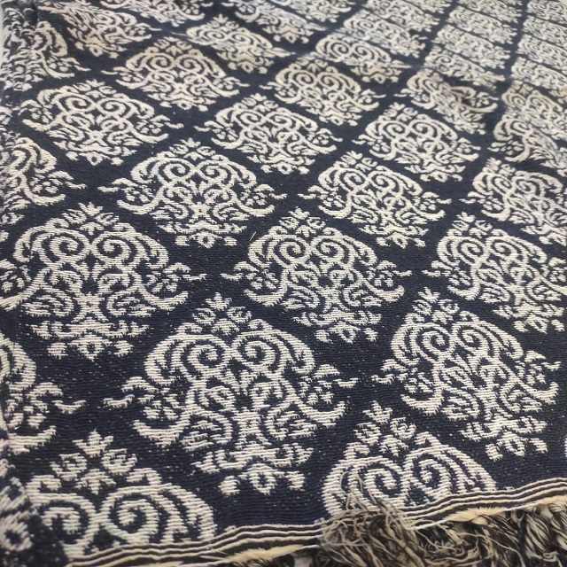 Damask Throw - Feature: Shrink-resistant