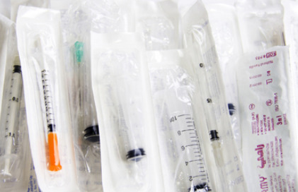 Syringe packing pouch