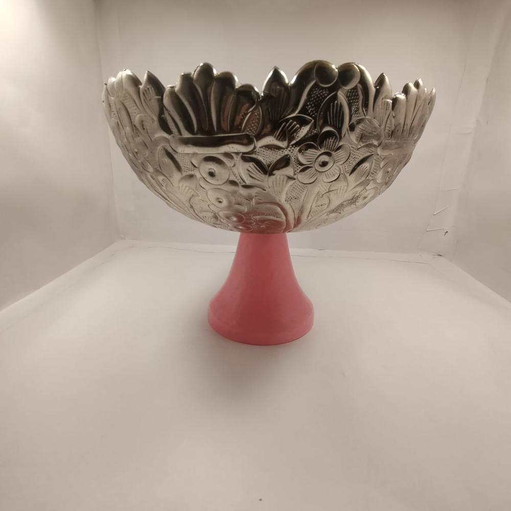 Elegant Silver Finish Fruit Bowl With Rasin Base