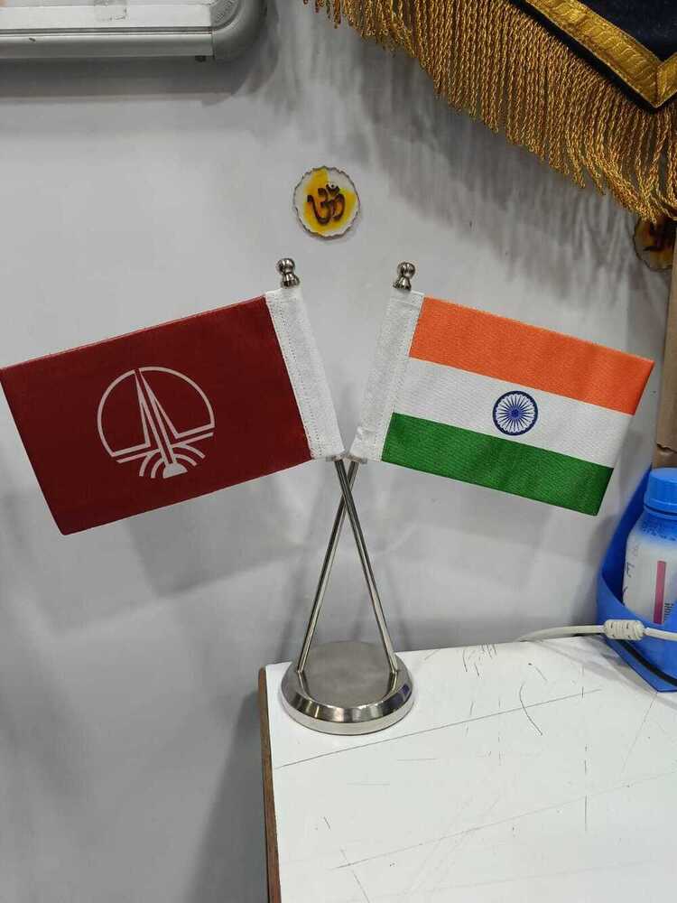 टेबल क्रॉस स्टैंड झंडा