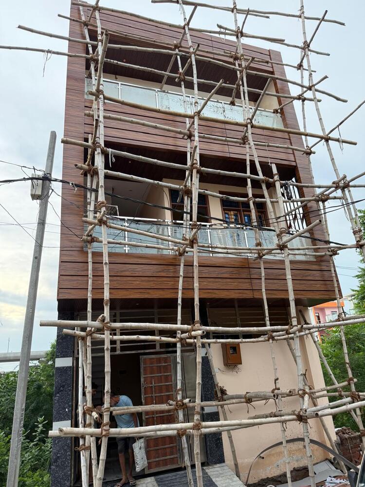 निर्माण सेवा ठेकेदार