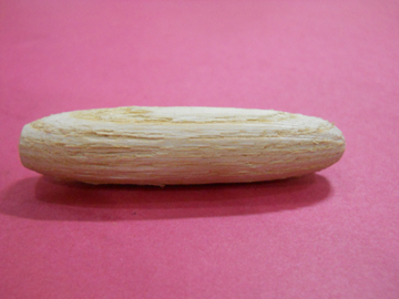 क्रीम लॉन्ग वुडन टॉगल्स