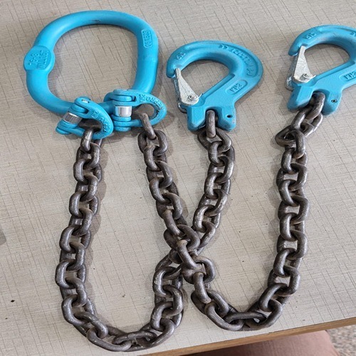 Two legged chains link