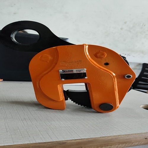 Vertical plat lifting clamp