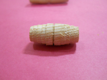 क्रीम फैंसी वुडन टॉगल्स