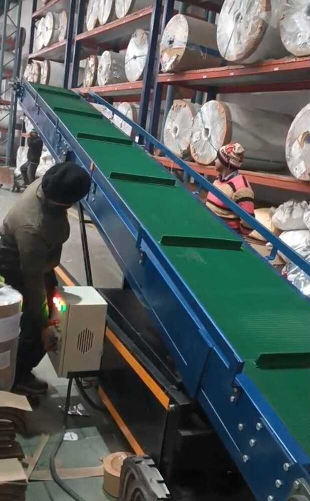 Hydraulic truck loading unloading conveyor