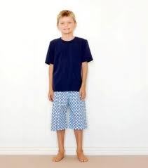 सादा टी-शर्ट और पूरी छपाई वाले शॉर्ट्स सेट