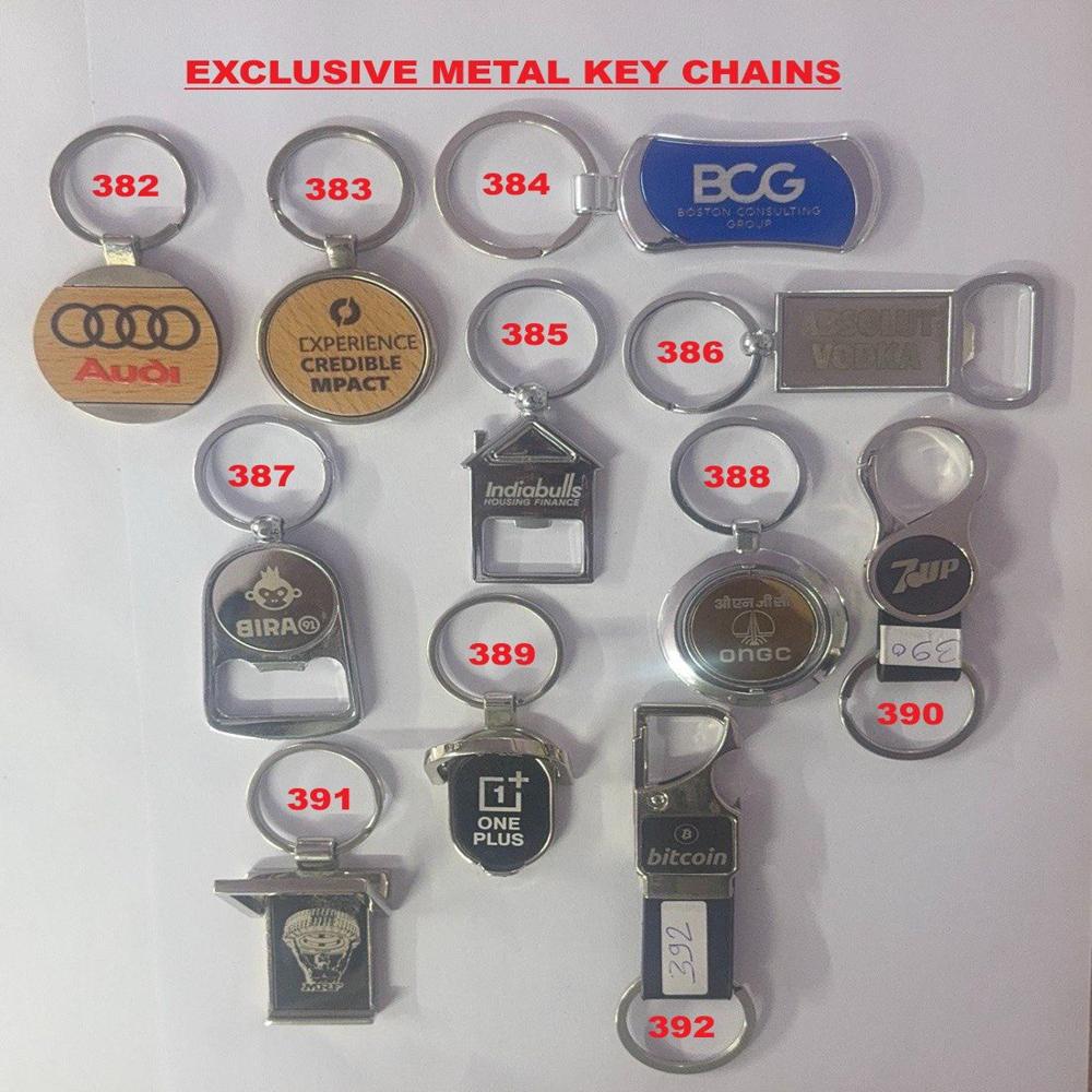 EXCLUSIVE METAL KEYCHAIN