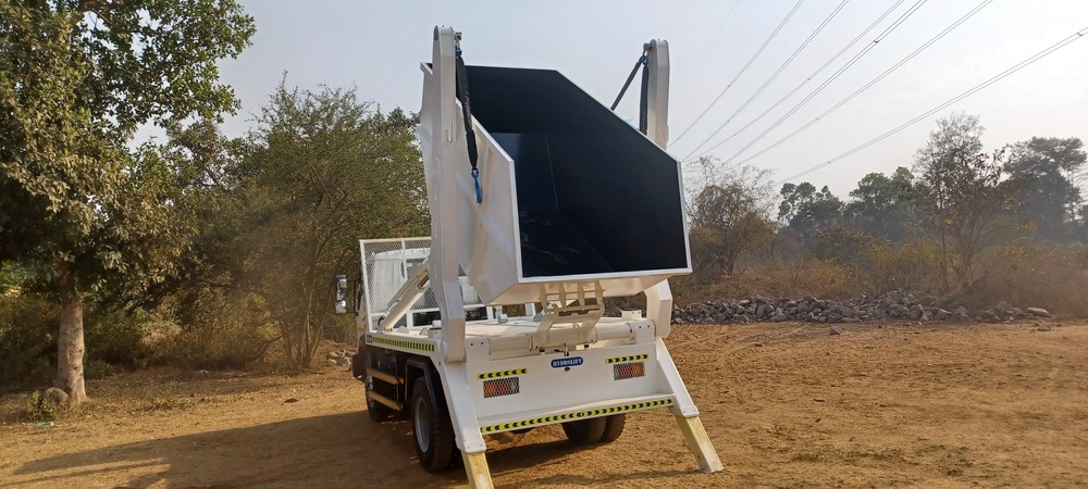 Skip Loader - Arm Length: 2.8 M