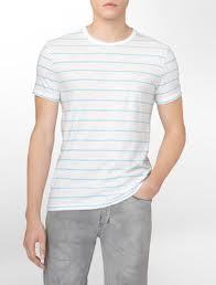 रेशमी रंगीन धारियों वाली आधे आस्तीन की टी-शर्ट