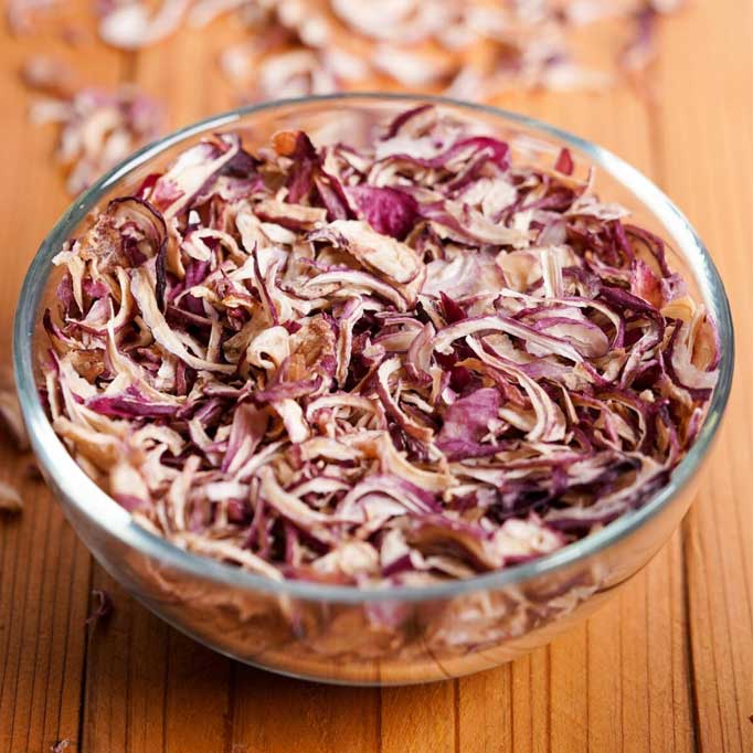 Red onion flakes