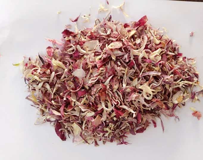 Red onion flakes