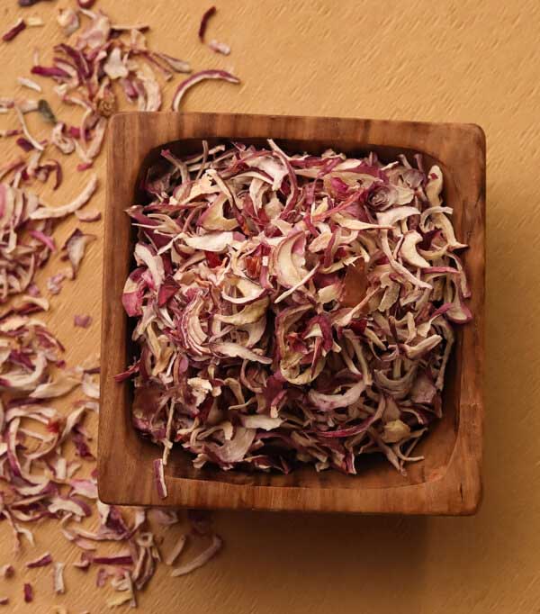 Red onion flakes