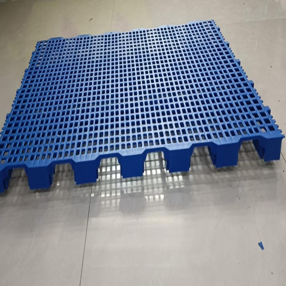 Slatted flooring poultry farm