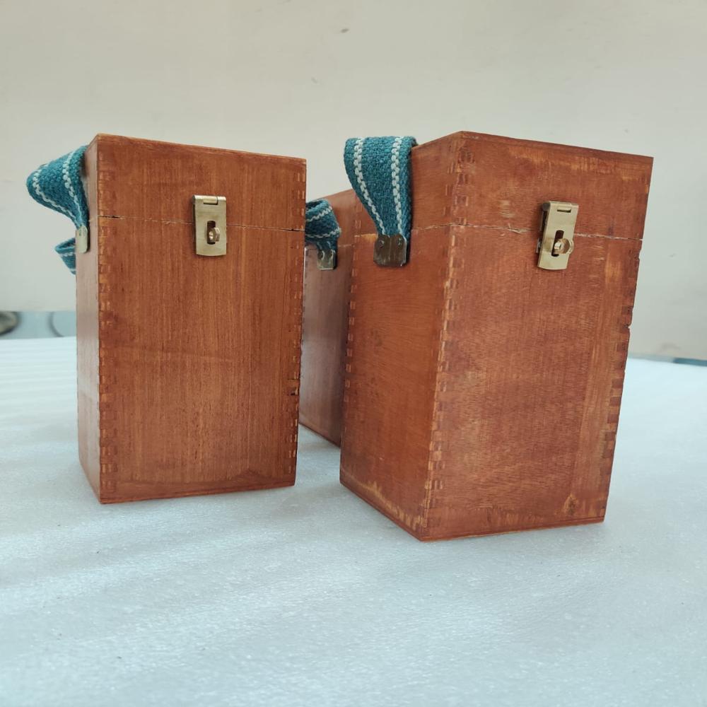 Sample Container With Wooden Box - Color: Silver