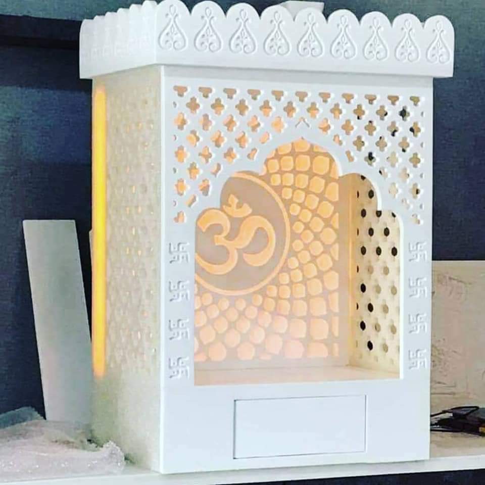 सफेद संगमरमर का खुदा हुआ मंदिर
