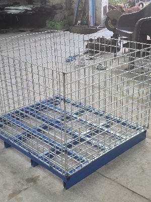 Wire mesh cage container