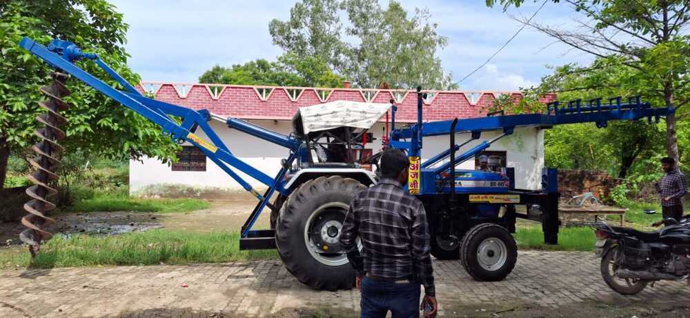Pole erection machine