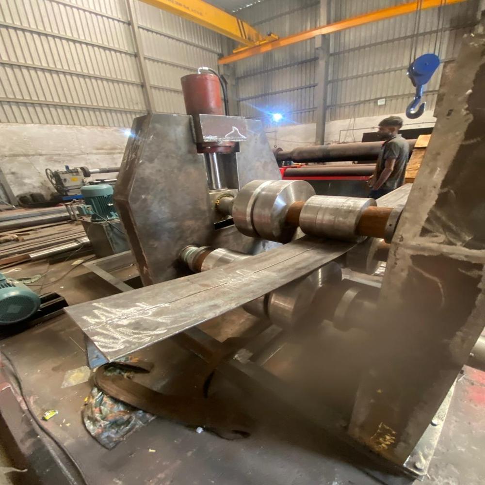 HEAVY PIPE ROLLING MACHINE  (RM-200)