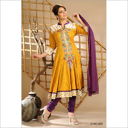 कढ़ाई की हुई सलवार कमीज़