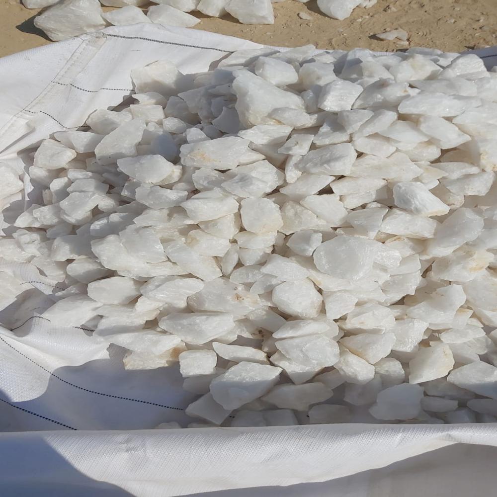 Natural Crushed Quartz Lumps for Industrial Purposes and Decorative Landscaping