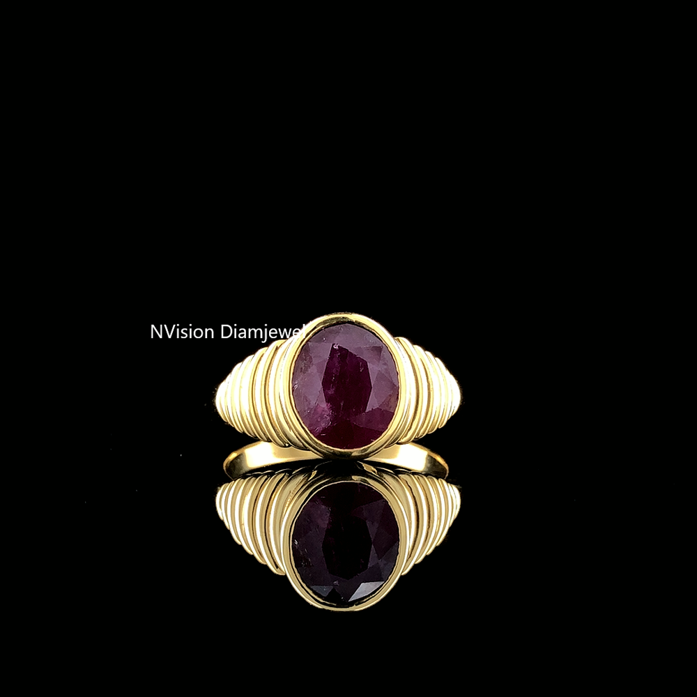 Natural Ruby Ribbed Ring In Pure 18kt Gold - Diamond Shape: Round Brilliant Cut