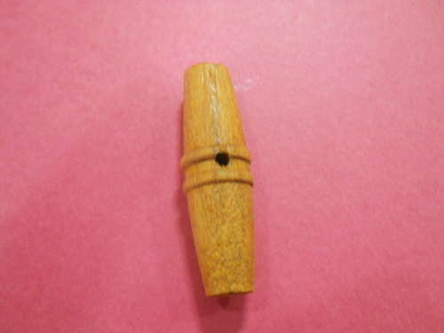 येलो वुडन वन होल टॉगल