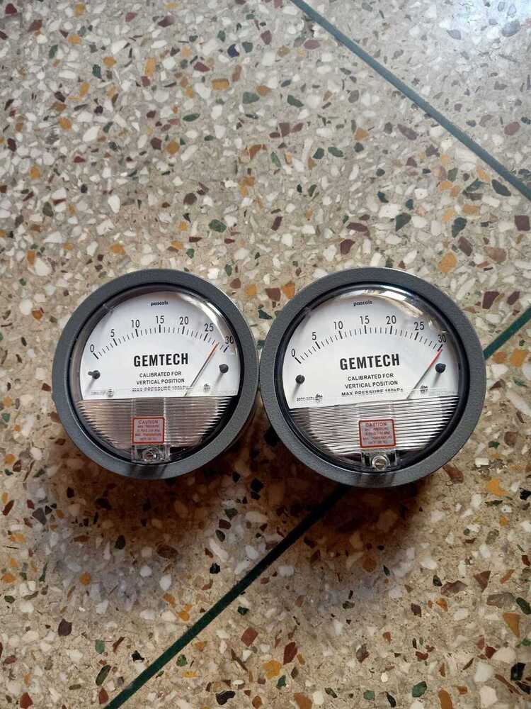 Differential Pressure Gauge - Color: Silver & Black