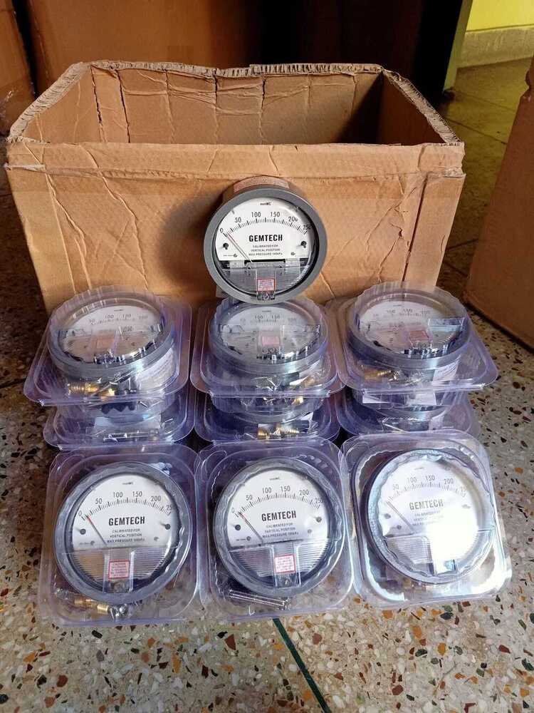 Differential Pressure Gauge - Color: Silver & Black