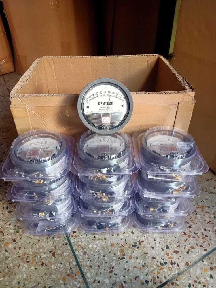Differential Pressure Gauge - Color: Silver & Black
