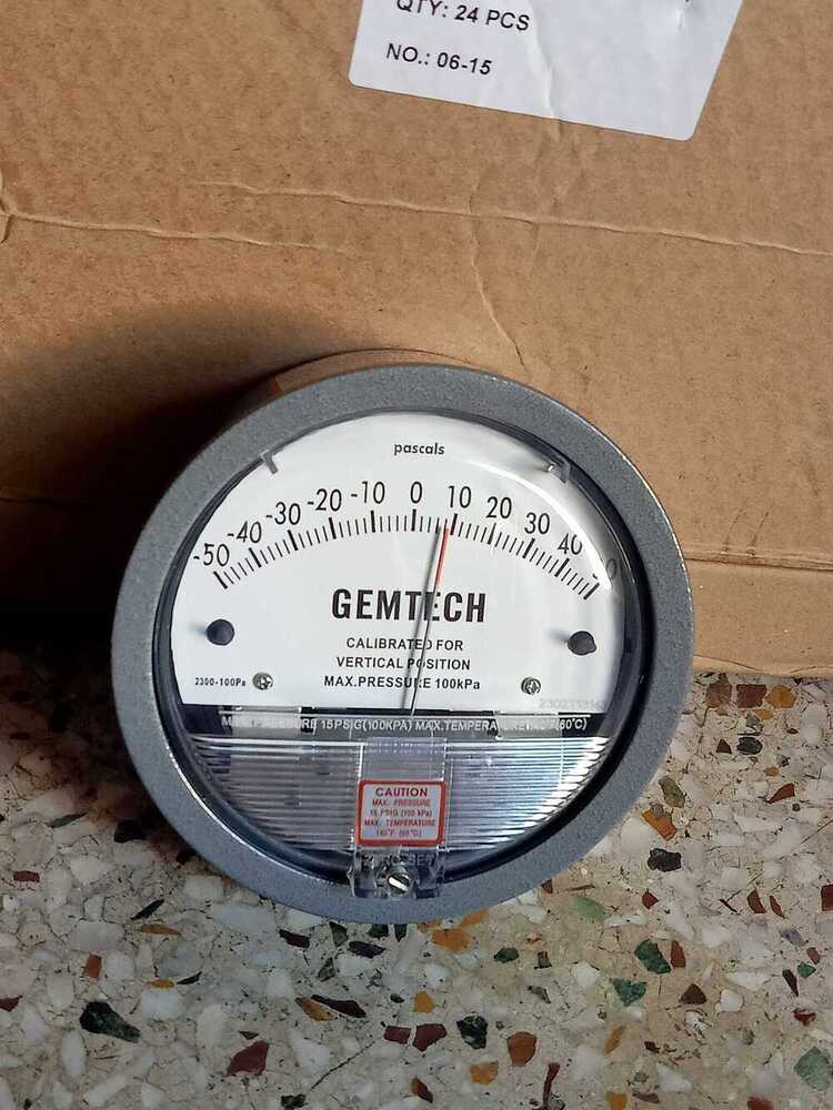 Differential Pressure Gauge - Color: Silver & Black