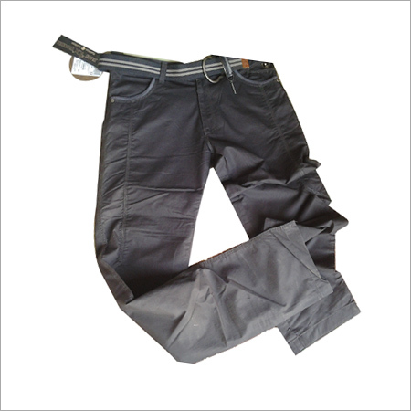 काले पुरुषों के कार्गो पैंट्स