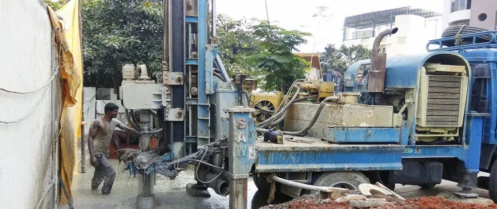 BOREWELL CLEANING BY HEAVAY DUTY AIR COMPRESSOR