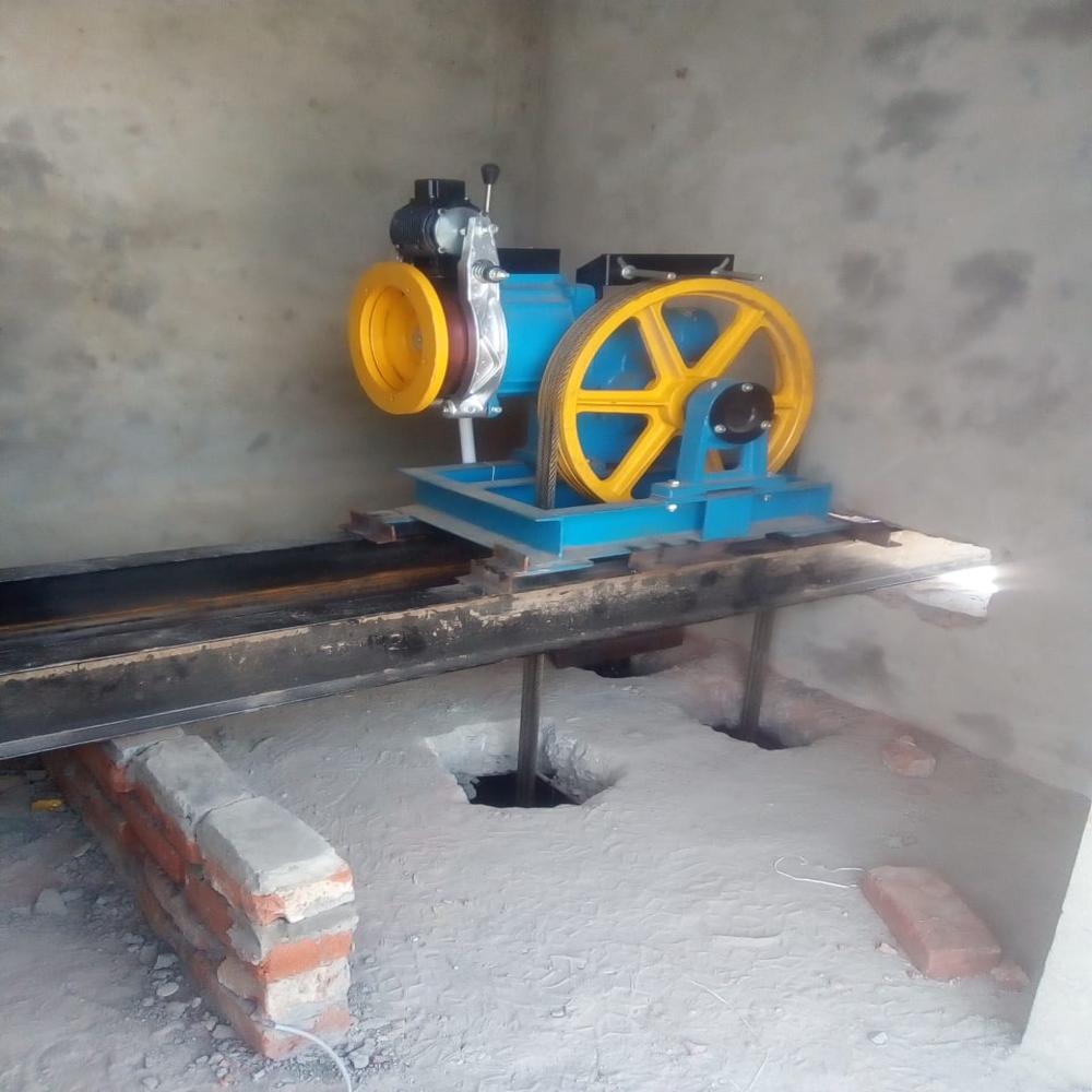 Electric Goods Lift For Industrial Use - Capacity: 1 Ton