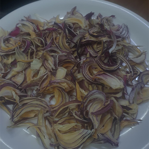 Dried onion flakes