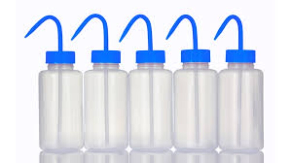 Wash Bottles - Plastic Material, 250 Ml, 500 Ml, 1000 Ml Sizes - Silver Color, Lightweight At 37 Grams, Designed For Industrial Use