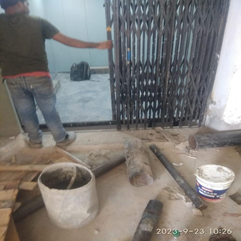 Hydraulic Goods Cum Passenger Lift For Factory Use - Capacity: 2 Ton