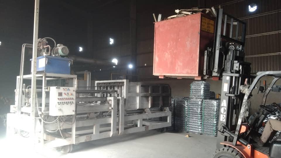 Scrap charging machine