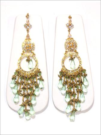 पत्थरों और क्रिस्टलों से बना कान का झुमका
