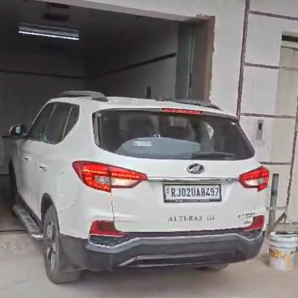 Fully Enclosed Hydraulic Car Lift - Capacity: 2500 Kg