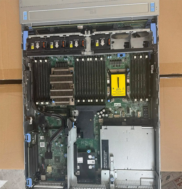Hot Selling  Dells PowerEdge R740 8SFF 2U Server/2*Heatsink/2*750W/No Rail Kit/Rack