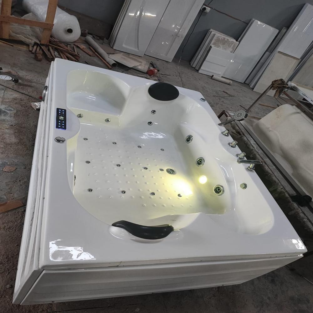 freestanding jacuzzi bathtub ( 6 x 4 ft ) 