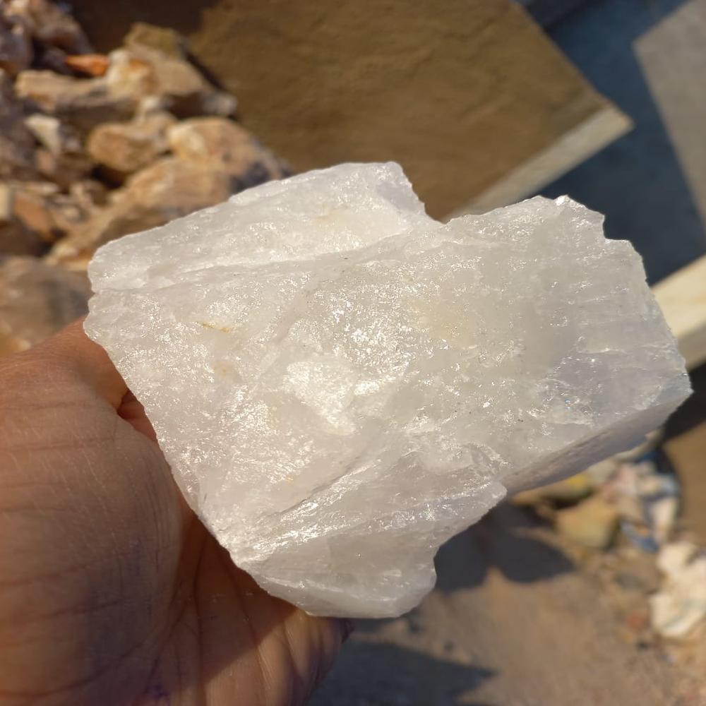 Milky White Natural Quartz Lumps for Industrial and Decorative Construction Purposes