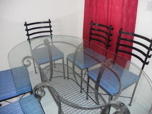 डाइनिंग सेट टेबल के साथ कुर्सियां